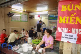Hà Nội trong ngày đầu "bình thường" trở lại: Quán ăn, cà phê "cháy hàng", cắt tóc gội đầu kín lịch