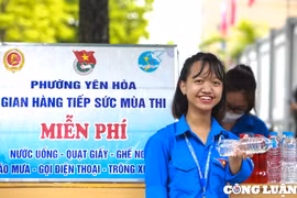 Tình nguyện viên "bé hạt tiêu" năng nổ tham gia hỗ trợ kỳ thi THPT 2022