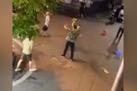 Công an xác minh, làm rõ việc hai người nước ngoài ẩu đả với nhiều người Việt ở phố cổ Hà Nội