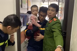 Giải cứu cháu bé 1 tuổi bị kẹt ngoài ban công chung cư