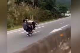 3 "quái xế" bốc đầu xe máy, liều lĩnh đi ngược chiều