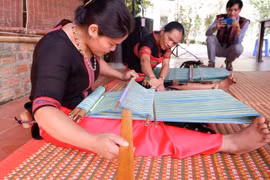 Trưng bày, trình diễn di sản nghề dệt thổ cẩm của người Cơ Tu