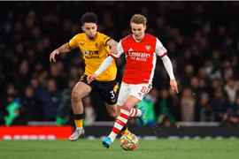 Arsenal thắng ngược kịch tính trước Wolves ở phút bù giờ