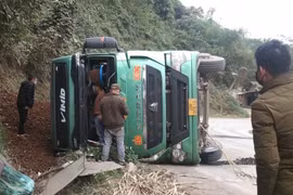 Bắc Kạn: Xe đầu kéo bị lật, tài xế mắc kẹt trong cabin