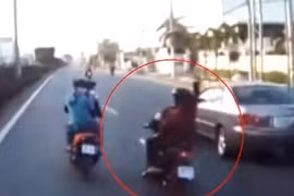 Rùng mình cảnh nhóm thanh niên chém nhau trên quốc lộ ở TP. HCM
