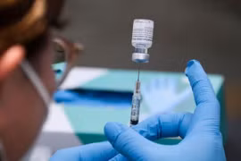 Pfizer cho ra mắt vaccine dành riêng cho Omicron trong tháng 3