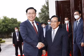 Chủ tịch Quốc hội Vương Đình Huệ hội kiến Thủ tướng Lào