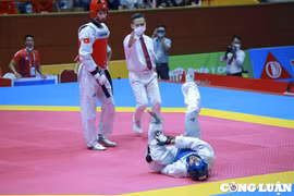 Hình ảnh võ sĩ của Campuchia bị hạ đo ván tại bán kết đối kháng Taekwondo