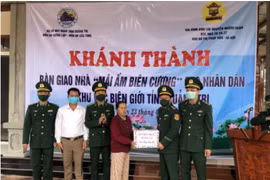 Bàn giao “Mái ấm biên cương” cho hộ nghèo khu vực biên giới tỉnh Quảng Trị