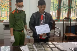 Phá thành công chuyên án, bắt giữ đối tượng mua bán trái phép 20 bánh heroin