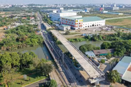Người dân TP.HCM ngán ngẩm với cây cầu gần 500 tỷ đồng xây 5 năm vẫn chưa xong