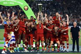HLV Mourinho đi vào lịch sử bóng đá châu Âu