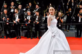 Hoa hậu Hương Giang lộng lẫy tại thảm đỏ Liên hoan phim Cannes