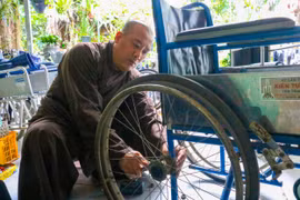 Nhà sư hơn 7 năm theo đuổi hành trình trao ‘đôi chân’ cho người khuyết tật