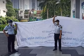Hà Nội: Nam thanh niên rơi từ tầng 3 chung cư xuống đất