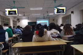 Nhiều trường đại học đón sinh viên đi học trở lại vào hôm nay