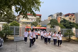 Hà Nội: Công an tổ chức xe đưa đón gần 100 học sinh đến điểm cấp Căn cước công dân