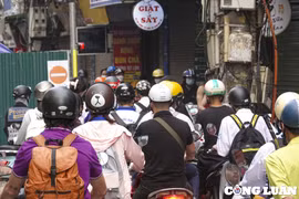 Hà Nội: Công trình xây dựng nằm giữa đường, người dân chật vật mỗi khi di chuyển qua