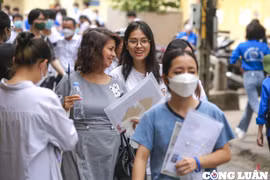 Nụ cười nở trên môi thí sinh và phụ huynh sau khi kết thúc môn thi đầu tiên