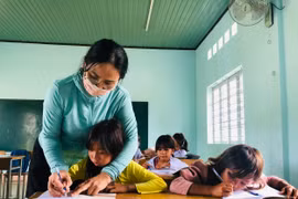 Gia Lai: Gánh nặng cơm áo gạo tiền, phụ huynh “khoán trắng” con cho giáo viên