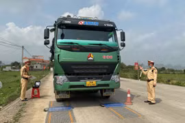Ninh Bình: Ra quân quyết liệt xử lý tình trạng xe quá khổ, quá tải