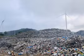Gia Lai: Hai “núi rác” khổng lồ “mọc” cạnh nhà máy xử lý rác hơn 100 tỷ đồng