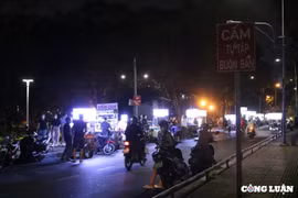 Bất chấp biển cấm, xe hàng rong vẫn đậu tràn lan ra đường