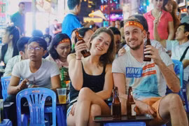 ‘Thắt chặt quy định với khách quốc tế không còn cần thiết’