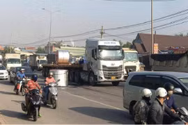 Ám ảnh xe chở sắt thép chằng buộc sơ sài lưu thông trên đường