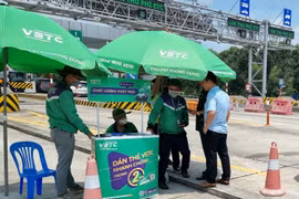 VETC lên tiếng về việc dán chồng thẻ thu phí không dừng ETC