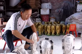 Làng gốm Bát Tràng tất bật sản xuất "cúp vàng World Cup” phục vụ người hâm mộ