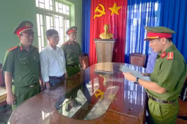 Khởi tố, bắt tạm giam 2 nguyên chánh văn phòng huyện ở Bình Phước