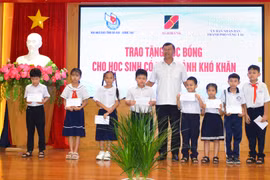 Hội Nhà báo tỉnh Bà Rịa - Vũng Tàu trao tặng học bổng cho học sinh nghèo