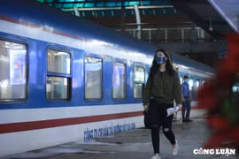 Đường sắt nối thêm toa xe để phục vụ người dân về quê ăn Tết 2023