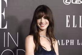 Anne Hathaway khoe lưng trần trên thảm đỏ của Elle