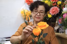 Thăm nghệ nhân hoa lụa 'canh giữ' mùa xuân của người phụ nữ Việt Nam
