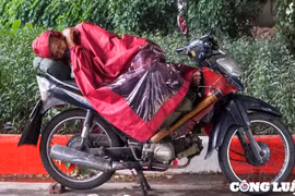 Hà Nội: Nhiệt độ xuống 17 độ C, người dân co ro trong mưa rét