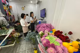 Hoa làm quà 20/10: Nhiều bó vài chục triệu, có hoa 1 triệu/cành vẫn có người mua