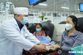 Xúc động cảnh những “đóa hồng thép” nhận quà 20/10 khi đang hóa trị