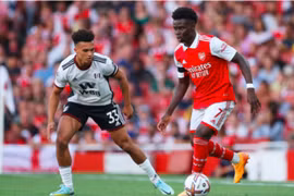 Arsenal lên ngôi đầu, Liverpool tạo cơn mưa bàn thắng ở Ngoại hạng Anh