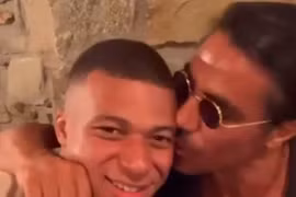 ‘Thánh rắc muối’ Nurset Gokce bị chỉ trích khi hôn lên má Kylian Mbappe