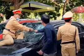 Phó giám đốc TTGD thường xuyên ở Vĩnh Phúc, lái xe tông CSGT văng lên nắp capo