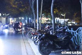 Hà Nội: Vỉa hè hồ Tây bị chiếm dụng, người đi bộ phải đi dưới lòng đường