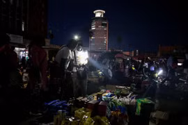 Người dân Zimbabwe mò mẫm trong đêm tìm kế sinh nhai