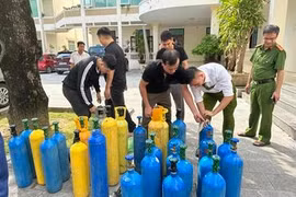 Bắt quả tang 15 đối tượng tổ chức "đại tiệc" bóng cười