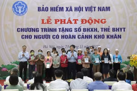 Ý nghĩa nhân văn chương trình tặng sổ BHXH, thẻ BHYT cho người có hoàn cảnh khó khăn