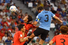 Uruguay chia điểm Hàn Quốc trong trận cầu căng như dây đàn