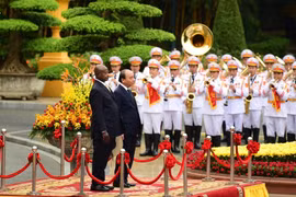 Chủ tịch nước Nguyễn Xuân Phúc chủ trì Lễ đón Tổng thống Uganda thăm chính thức Việt Nam
