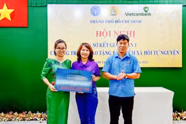 Vietcombank TP.HCM ủng hộ 2,2 tỷ đồng hỗ trợ đoàn viên khó khăn trên địa bàn tham gia bảo hiểm y tế