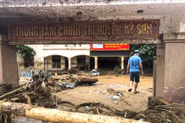 Nghệ An: Bùn đất phủ kín đường, cao hơn 1m sau trận lũ quét ở huyện Kỳ Sơn